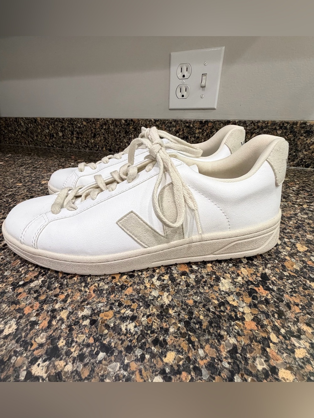 White Casual Men’s 10/43 Leather Sneakers - Low Profile Lace-Up veja